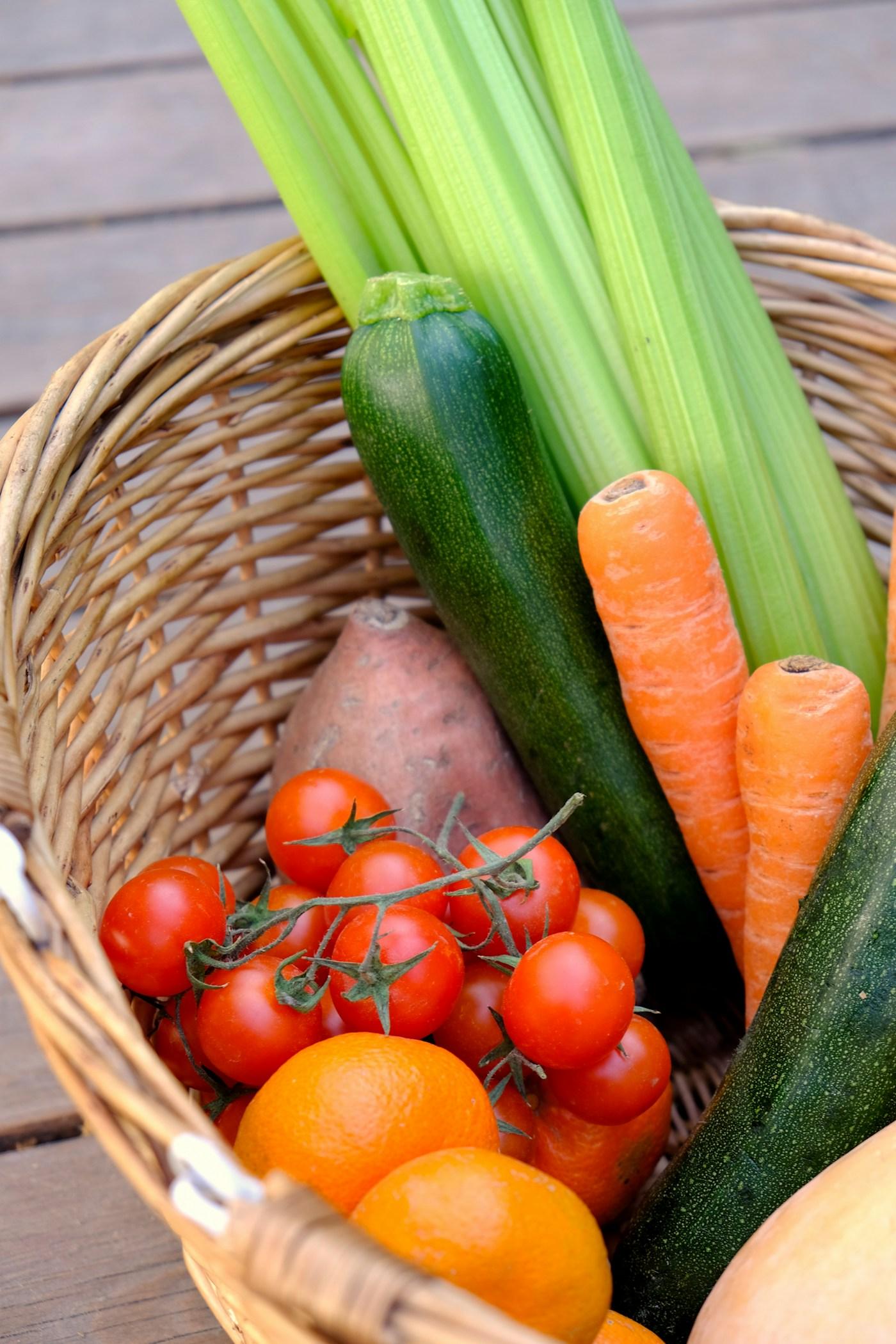 Cesta com alimentos usados nas compras do dia a dia
