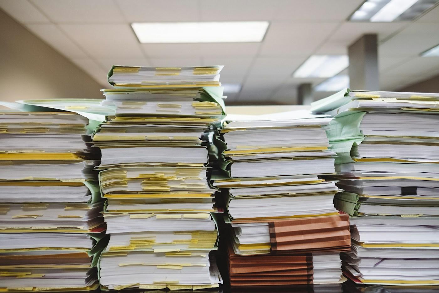 Pastas e documentos empilhados para organização