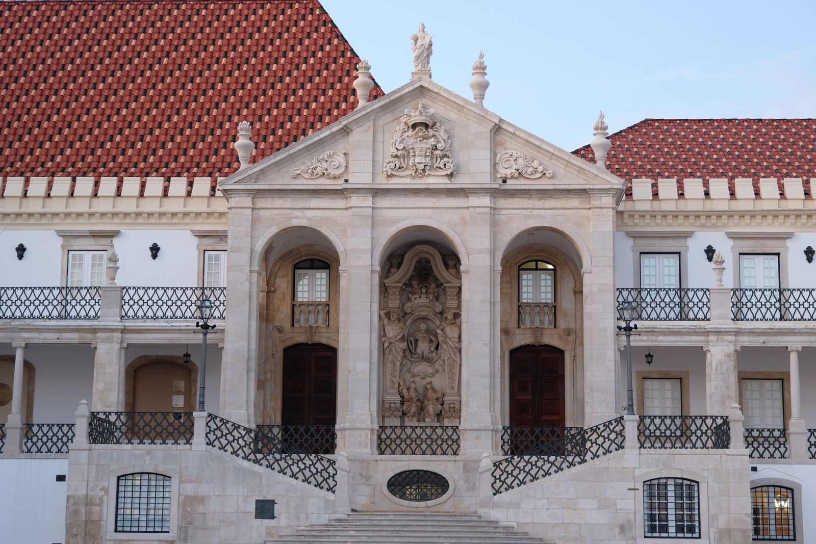Fachada histórica da Universidade de Coimbra, Portugal.