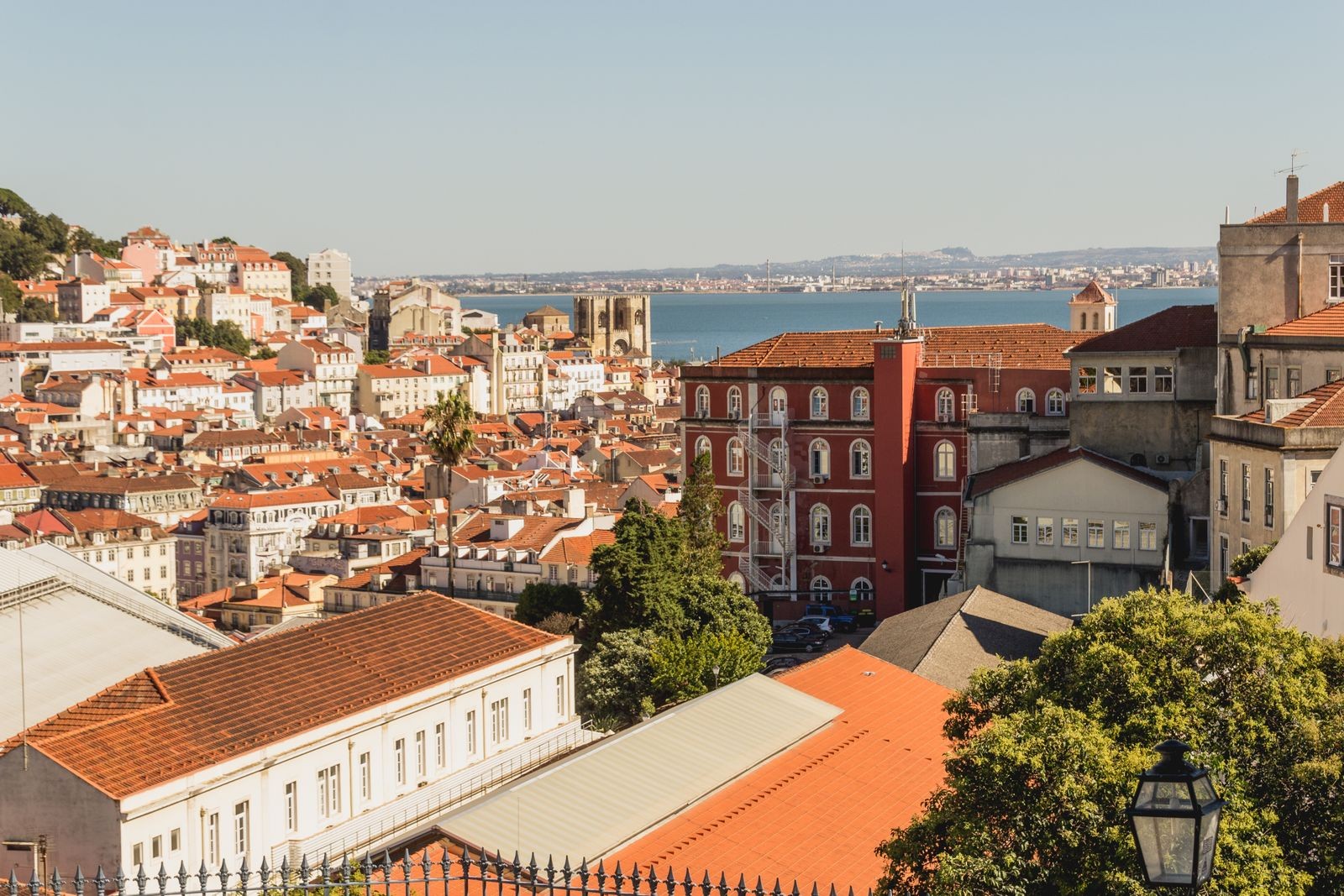Telhados e edifícios do bairro de Alfama em Lisboa, Portugal.